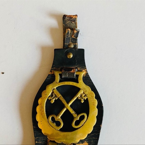 VINTAGE ENGLISH HORSE BRASS MEDALLIONS / LEATHER STRAP . - Picture 7 of 10